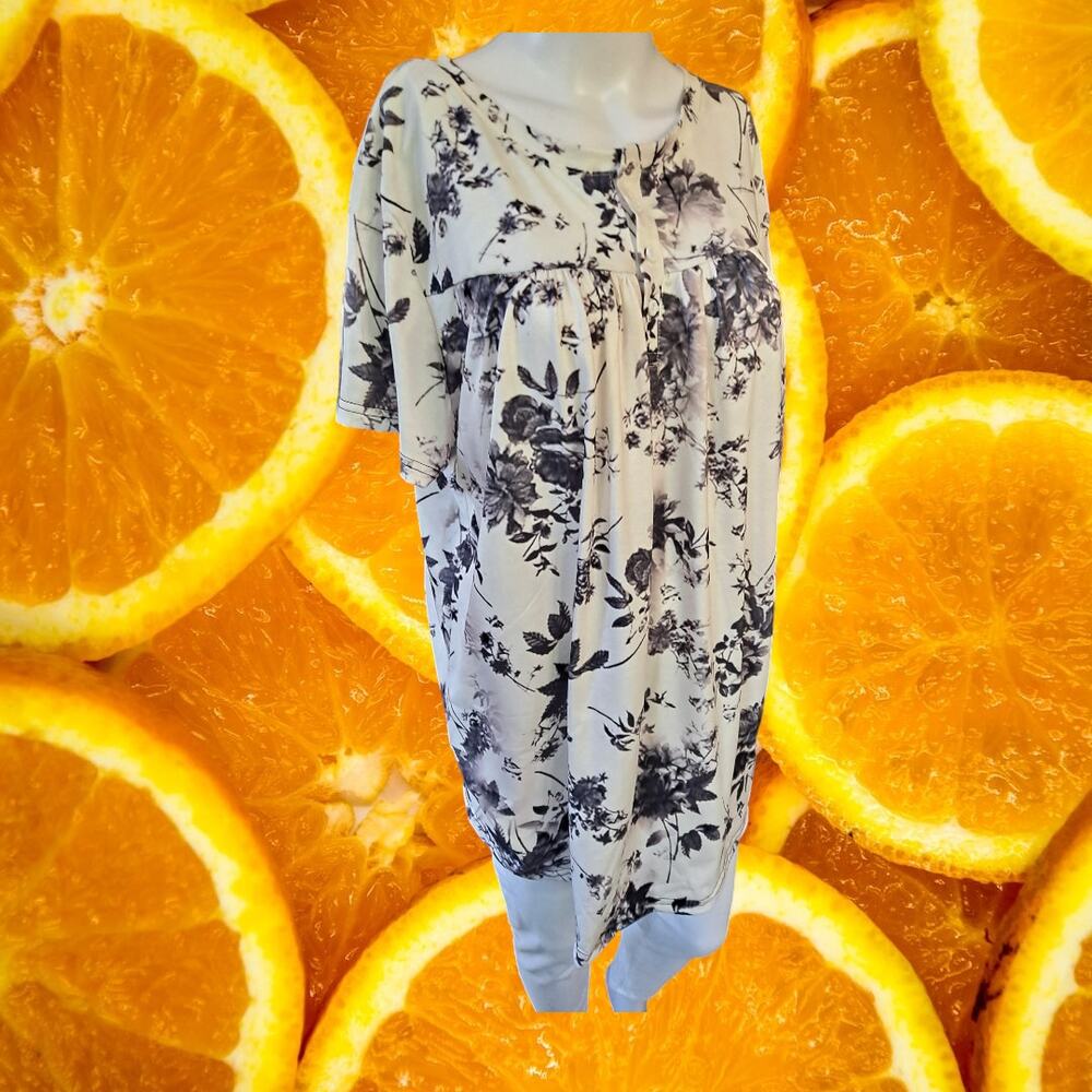 White and Black Floral Design with 1/4 Button‎ Top Size 2XL